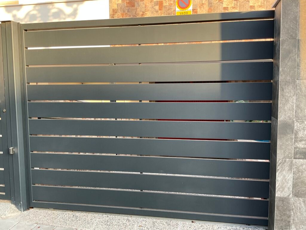Puerta de garaje metálica , eléctrica