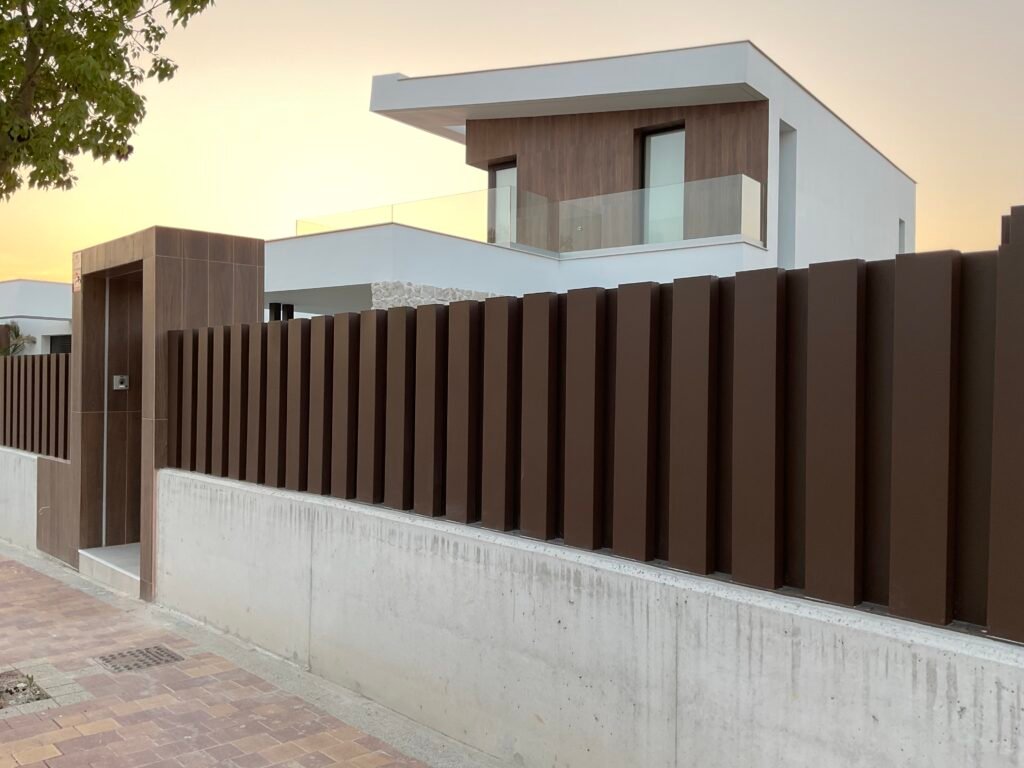 Valla cafe , carpinteria metalica .