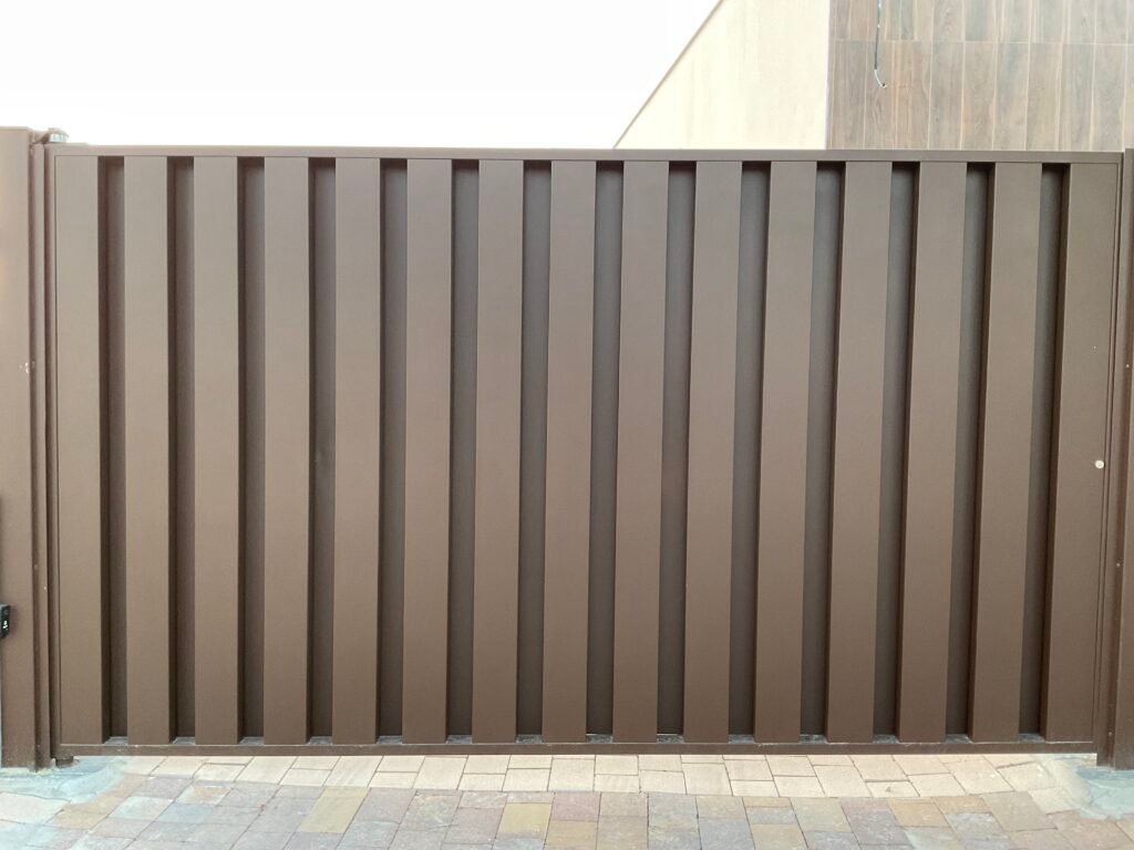 valla diseño , color cafe carpinteria metalica dolera y martinez
