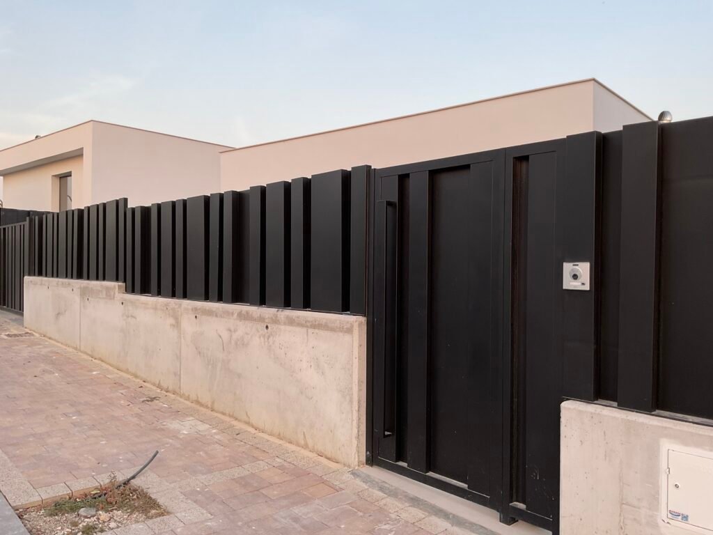 valla negra , carpinteria metalica dolera y Martinez