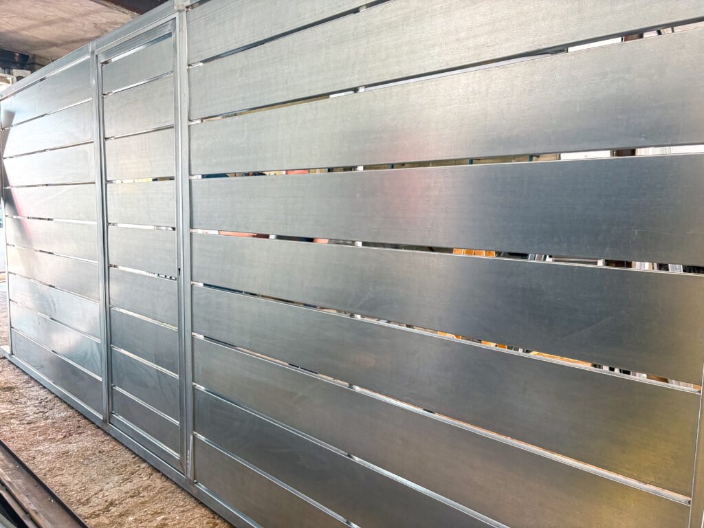 Puerta garaje alineación, diseño minimalista y personalizada