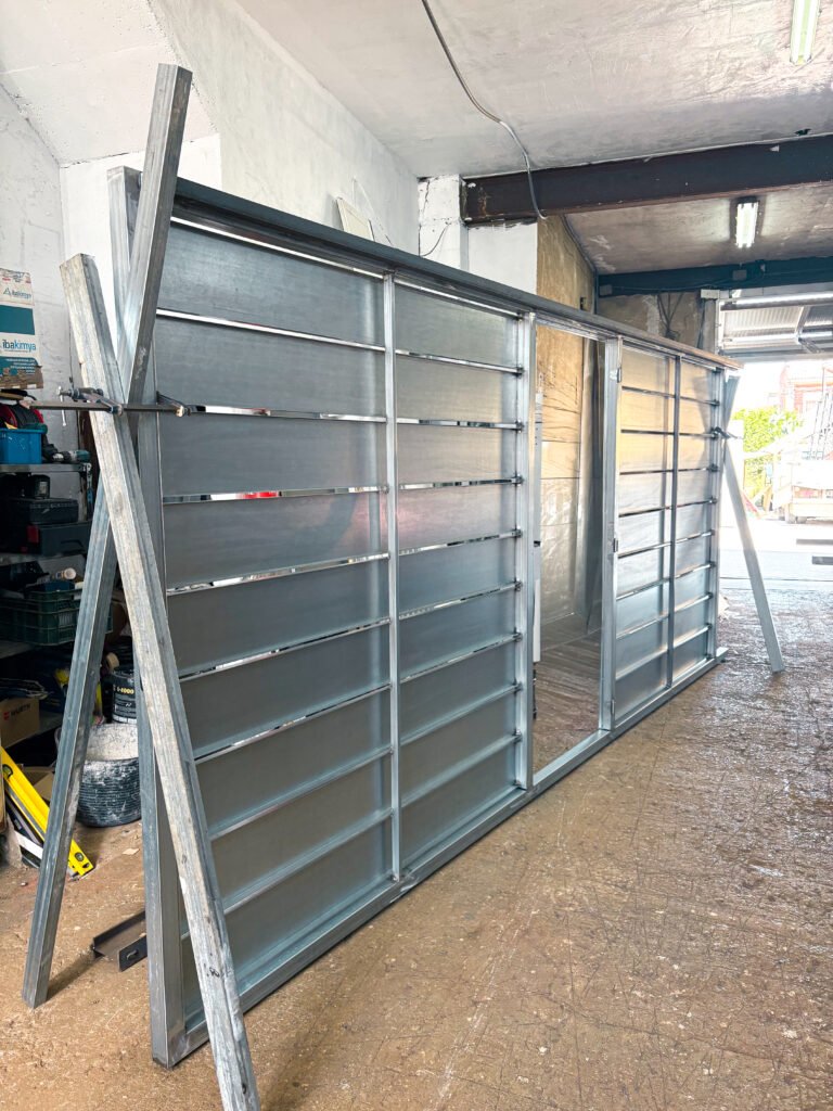 Puerta garaje en la parte trasera con puerta dea servicio